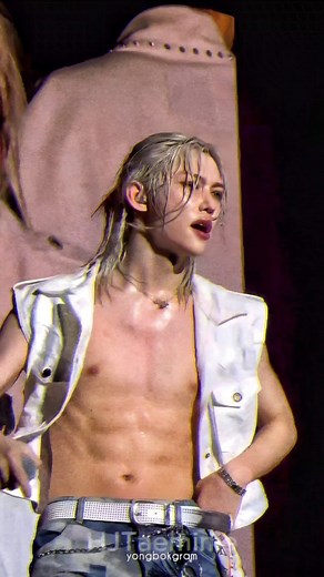 Stray Kids 필릭스 Felix Lee on Instagram: "FELIX ABS IN HD 🥵✨❤‍🔥 Lollapalooza Chicago cr, HJTaeminie; GW_04_GW; softiedk; rkivseob Felix (2024) _____ tags: #StrayKids #스트레이키즈 #필릭스 #이용복 #Felix #I_N #Seungmin #HAN #Hyunjin #Changbin #LeeKnow #Bangchan #SKZ #Stay #LoveStay #FelixLee #LeeYongBok #YongBok #スキズ #フィリックス #ストレイキッズ #JYP #ATE #ChkChkBoom"