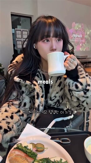 Korean Tongue Tint! The Craziest Beauty Trend in Korea 🇰🇷👅