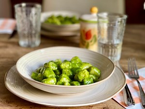 51K views · 1.3K reactions | Gli gnocchi di patate al pesto sono un primo piatto che amiamo molto a casa mia. Per prepararli seguo la ricetta originale a base di sole patate bollite e farina. Esistono poi altre versioni che prevedono l’uso dell’uovo o dell’amido di mais ma trovo la loro consistenza meno gradevole. Ricetta https://blog.giallozafferano.it/renatabriano/gnocchi-di-patate-al-pesto/ | La nostra politica in cucina di Renata Briano | Facebook