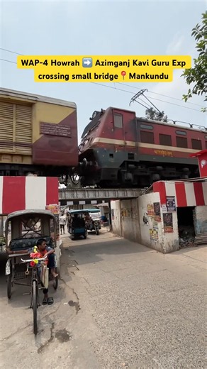WAP-4 Howrah ➡️ Azimganj Kavi Guru Exp crossing small bridge📍Mankundu