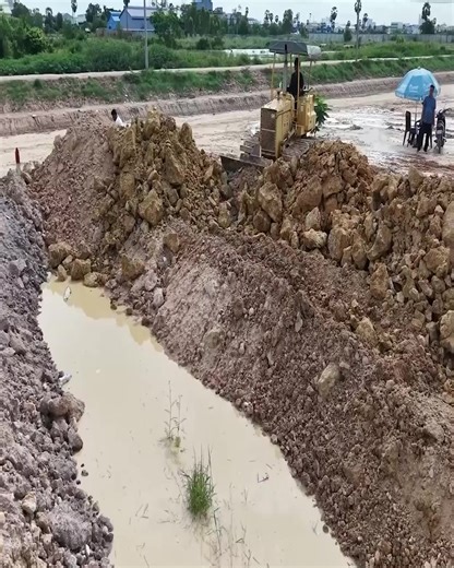 Impressive 5T dump truck transporting earth to fill vast waterlogged areas alongside a mini dozer | Excavator Bulldozer