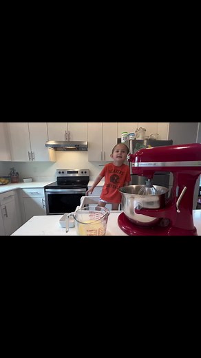 Pooty makes Russian Buttcream Frosting 🧁 #russianbuttercream #frosting #cakes #birthday #toddlerchef #baking