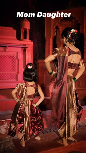 Shalu Tyagi ‍♂️ on Instagram: "Pinga #momdaughter  :- @pixel_director #pinga #momdaughter #momdaughterdress #momdaughterdance #dancereels #bajiraomastani #momdaughterdress"