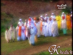 Tamawayt est une poésie typique du Moyen-Atlas. Elle est formée de courtes strophes d'un ou plusieurs vers chantés qui expriment des sentiments de réjouissance et de souffrance. تموايت هو مصطلح مؤنت أمازيغي من الأطلس المتوسط، يعني حرفيا "المرافقة"، أو "أغنية المسيرة". هو نوع فرعي من الشعر الأمازيغي المغربي الذي يغنى بشكل فردي، حيث أن العاطفة تتمازج بالتناوب بين مشاعر الفرح والمعاناة Tamawayt is a form of poetry from the Middle Atlas mountains. It is composed of short stanzas of one or more sung 
