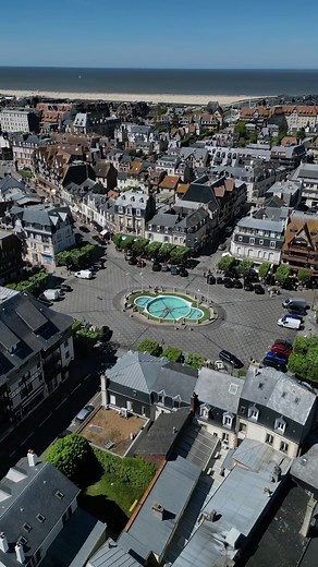 Je vous présente un nouveau bien à la vente à Deauville ✨ À seulement 50 mètres de la Place de Morny et de ses restaurants, cette maison idéalement située en plein cœur de la ville offre un cadre de vie rare. Elle se compose de 3 chambres, un bureau et 2 salles de bains, mais surtout… 👉 un jardin et une terrasse, à l’abri des regards, au calme absolu. Un véritable cocon en hyper-centre. 💰 Prix : 2 100 000 € FAI 📩 Plus d’informations : prestige@deferla.com #deauville #realestate #luxuryrealest
