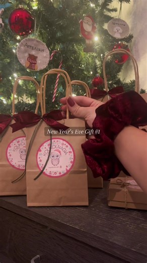 Βρες τον ιδανικό φάκελο που ταιριάζει με το πρωτοχρονιάτικο σύνολο σου! #giftidea #newyearseve #handmade #handmadebag #holidaygifts