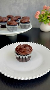 🌸 Cupcake Chocolat 🌸 Ces cupcakes au chocolat sont tout simplement irrésistibles ! Ils sont incroyablement moelleux, riches en chocolat, et garnis d’un glaçage ultra onctueux – sûrement l’un des meilleurs que tu auras goûté ! 😍 La texture est douce, fondante, et la recette est facile et rapide à préparer. Ingrédients (pour 12 cupcakes) - 160 g de farine - 150 g de sucre - 50 g de cacao non sucré - ½ c. à café de levure chimique - ½ c. à café de bicarbonate de soude - 1 pincée de sel - 120 g d