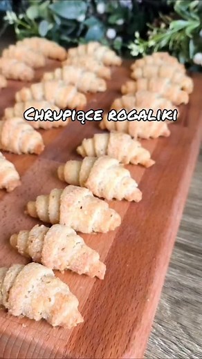Ten przepis na rogaliki jest mega prosty! A rogaliki są tak pyszne, słodziutkie i chrupiące 🥰 ❗Tylko 3 składniki na ciasto! 32 sztuki: ✅ 100g masła ✅ 100g serka śmietankowe ✅ 150g mąki Z.podanych składników zagnieć ciasto. Schłodź je przez 1 godzinę. W tym czasie przygotuj posypkę. Wymieszaj ✅50g cukru białego, ✅50g cukru brązowego i ✅60g zmielonych orzechów np. migdałów, laskowych czy włoskich. Schłodzone ciasto podziel na 2 części. Na stolnicę wysyp połowę posypki. Ułóż ciasto i wałkuj aż cał