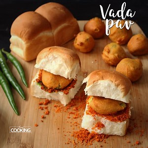 Vada Pav #VadaPav #drygarlicchutney #potatofilling #potato #pavbun #chaatrecipes #recipes | Home cooking