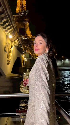 The most romantic experience on the Seine 📷 @carinapinheiro | BATEAUX MOUCHES
