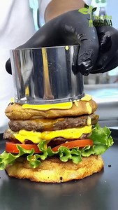 🧀 ¡Salsa Cheddar Cremosa en Minutos! 🔥 ¿Antojito de algo sabrosón? Te traigo la receta casera de salsa cheddar que derrite corazones y eleva cualquier piqueo. 😍 Perfecta para nachos, papas, hamburguesas o lo que se te antoje. 📌 Fácil, rápida y con ingredientes que ya tienes en casa. 🎥 Mira el paso a paso y guarda este video porque ¡te vas a volver fan de esta receta! 👇Déjame un 🔥 si quieres más salsas brutales como esta. | Incuba Cocina Escuela Gastronomica