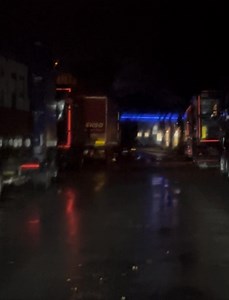 Es wird immer schlimmer…. Es war 18:05 Uhr als ich kommend aus Münster, über die A2 nach Hause fuhr. Ich sagte zu meiner Frau das ich einmal über die Raststätte Gütersloh fahren möchte und sie soll das bitte filmen. Die Raststätte war schon voll und einige Kollegen versuchten an Stellen zu parken, wo man gar nicht parken darf. So entstehen Gefahrenbereiche und andere Verkehrsteilnehmer werden behindert. Aber wo sollen sie hin, sie müssen ihre gesetzliche Pause machen. So sieht es aber in den näc