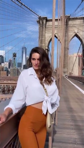 Mustard seamless leggings with white blouse and beige sneakers for fresh style