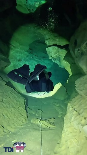 Dive into the mysterious world of cave diving, where every bubble and ray of light reveals secrets kept for centuries. From breathtaking rock formations to the absolute calm of the deep, caves are silent witnesses to the history of the Earth. Cave diving is not just an adventure, it is a connection to the past and a journey into the unknown. Join me to discover the hidden magic that lies beneath the surface. 🔦 Sumérgete en el misterioso mundo del buceo en cuevas, donde cada burbuja y cada rayo