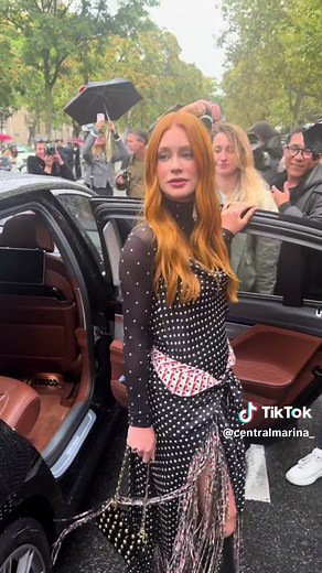 Marina Ruy Barbosa brilha no desfile de Rabanne em Paris