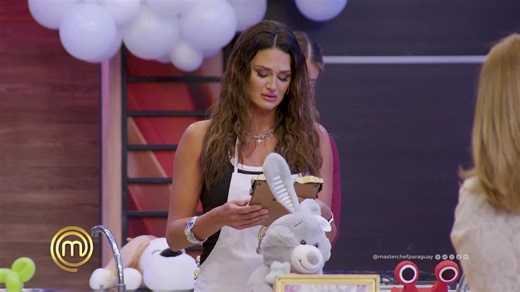 Leryn compartió un deseo muy íntimo 🥹 Un momento de mucha fortaleza, donde mostró que detrás de su mirada serena hay un mundo de anhelos, lucha y esperanza 🌷✨ Porque en esta cocina no solo se preparan platos… también se revelan historias que tocan el alma. Acompáñanos hoy, por las pantallas del @sntparaguay desde las 21:00hs ⏰, también por el streaming a través de Facebook y Youtube #MasterChefPy