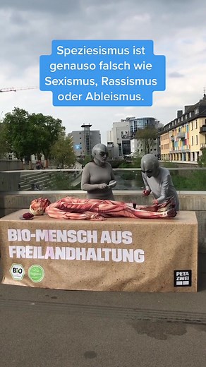 Aliens essen „Bio-Mensch aus Freilandhaltung“ – garantiert nachhaltiges Menschenfleisch mit ganz viel Tierwohl, versteht sich 😉 #endspeciesism #govegan