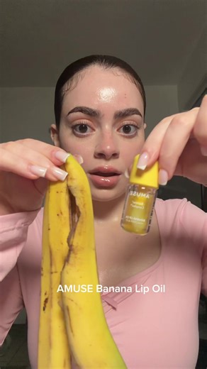 Sweet banana scented 🍌 one swipe and my lips look plump, fresh, and so glossy… but feel completely weightless ✨ Banana glow, but make it comfy 💛 Available on amazon @AMUSE Seoul #fyp #amuse #bananalipoil