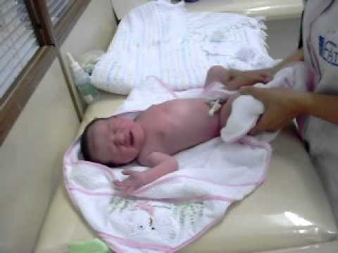 How to bath a baby --- como dar banho em bebê recém nascido