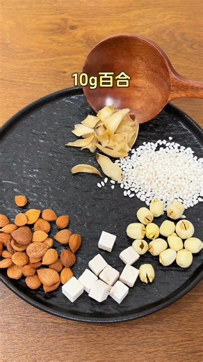 #自制饮品 這是一款被稱為「白白飲」的養生飲品，適合女生養膚。 這款飲品被推薦替代奶茶，堅持喝能養出冷白皮，有不錯的養膚效果。