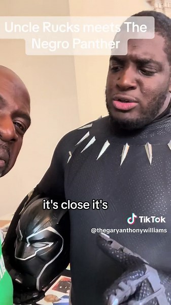 #uncleruckus meets the #blackpanther at @afrocomiccon #garyanthonywilliams #boondocks #ruckus #satire #comedy #wakanda #comedy #cartoon #cartoons