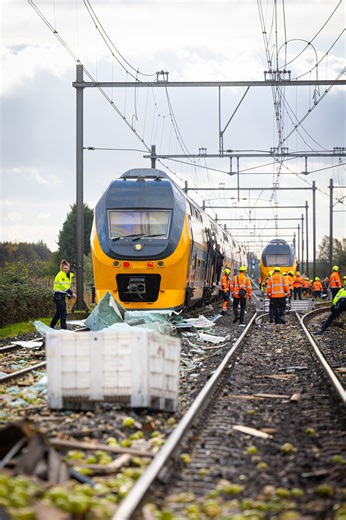 Gisteren vond er een ongeluk plaats op een beveiligde overweg bij Meteren. Daarbij raakten vijf mensen lichtgewond. Het fruit en een deel van de ravage zijn inmiddels opgeruimd. De trein die op de vrachtwagen reed is inmiddels herspoord. Die wordt vandaag, net als de passerende trein die hem geschampt heeft, weggesleept. De schade is enorm. Na het opruimen kunnen we het goed in kaart brengen en de voorbereidingen op de herstelwerkzaamheden starten. Die gaan meerdere dagen duren. Houd daarom je r