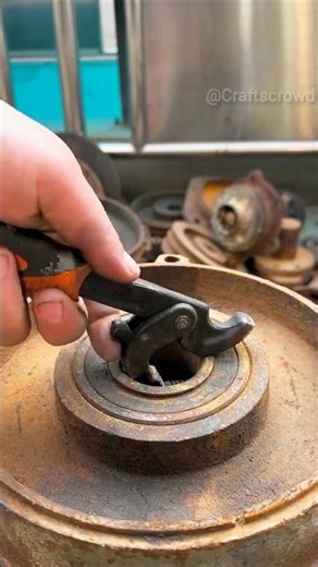 Flywheel Removal Made Easy with Crossbeam Tool! #FlywheelPuller #MechanicTips #Tools