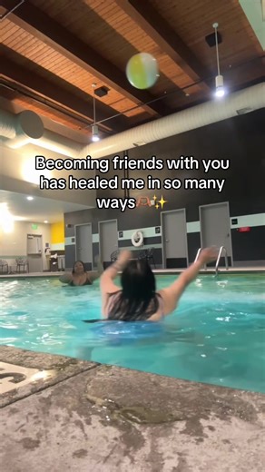 @🎀I Z Z I E🎀 I love you bestie. Forever grateful I met you #foryou #friendsreunion #swimmingpool #besties #viralvideo