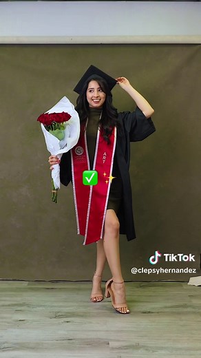 Easy Graduation Pose Ideas for Photos