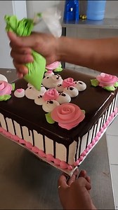 635K views · 6.9K reactions | Tutorial para decorar un pastel cuadrado con ositos en crema y chocolate #ideascake #squarecake | El mundo de la pasteleria | Facebook