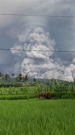 Thousands Flee As Indonesia’s Mount Semeru Erupts