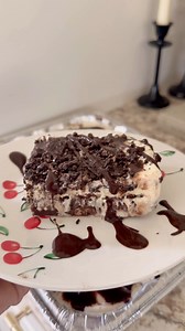 This is the best brownie ice cream cake! This is so good and so easy to make!Directions:-Bake a box of brownie’s according to directions on the box lol..-Once they are cooked and cooled layer on a thick layer of vanilla ice cream and spread it out smooth.-Top with crushed Oreos and chocolate syrup.-Put in the freezer until firm and enjoy!.This is the perfect summer dessert! My husband and kids loved it!!🌴☀️#summerfood #summertreats #dessertideas #summerfoods #icecreamcake #summerdessert #summer