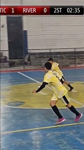 oh meu goleiro, devolveu no jogador errado e tomou esse golaço