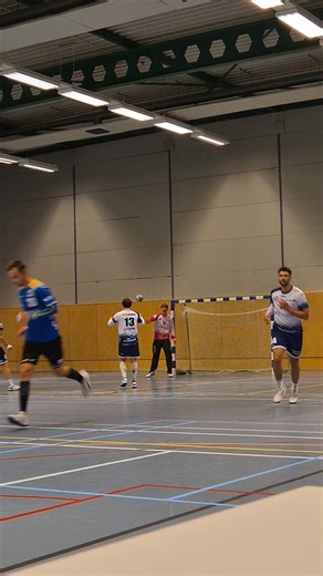 Rust in Loosduinen, onze debutanten in de SHL leiden na een heerlijke 1e 30 minuten met 14-13. 💙🤍🖤🔥 WHC/Hercules heren selectie Whc Den Haag B&B Healthcare | Hercules Handbal