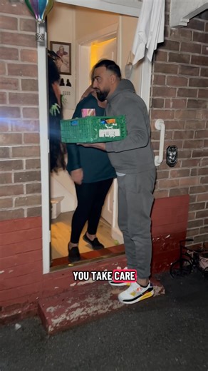 28K views · 521 reactions | Today I had the pleasure of delivering a Sizzlers food pack to this wonderful lady Sue.This woman has been an inspiration for her kids,supporting her grandkids,looking after family & volunteering at local church/community garden.Sue you really are an asset not just for your family but to the community too  www.sizzlersfastfood.co.uk HELPING AND SUPPORTING OUR COMMUNITIES | Sizzlers Fast Food | Facebook