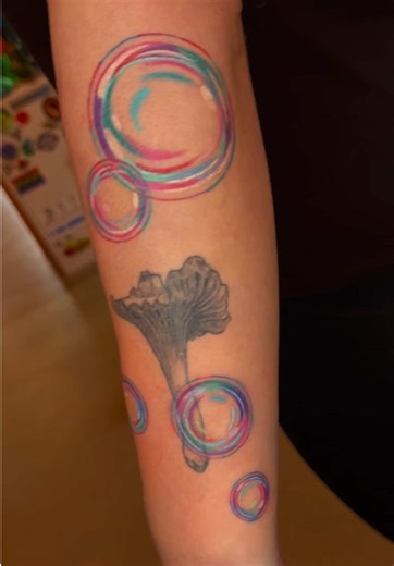 #bubbles for Stacy! 🫧 #seattletattooartist #seattleartist #colortattoo tattoopizzazz.com