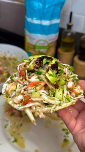 ¿Listo para algo fresco? Así se prepara un ceviche de jaiba y camarones rapidísimo. Ingredientes: • 1 lb de imitación de jaiba • 1 libra de camarones, cocidos y en trocitos • 2 jitomates, picados • 1 pepino, picado • 1/4 cebolla morada, picada • 1/4 taza de cilantro picado Salsa: • 1/2 pepino • 1 ramo de cilantro • Chile serrano o jalapeño al gusto • 1 diente de ajo • 1 taza de jugo de limón • 1/2 cucharada de Salsa Maggie • 1 cucharada de salsa de soya • Sal al gusto Yo hice unas tostadas, usan