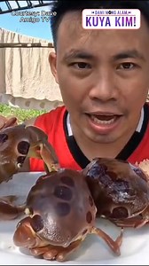 CONTENT CREATOR, KUMAIN NG DIUMANO’Y NAKALALASON NA ALIMANGO?! Isang lalaki ang kumain ng isang uri ng alimango na tinatawag na spotted reef crab, o mas kilala sa tawag na “onse-onse.” Pinaniniwalaan ng ilan na ito ay may lason at delikadong kainin. Kumusta na nga ba ang kalagayan niya matapos kainin ang alimango? Alamin natin 'yan ngayong Sabado kasama si Kuya Kim sa #DamiMongAlamKuyaKim, 10:45 AM sa GMA! Video courtesy: Dave Amigo TV | GMA Public Affairs