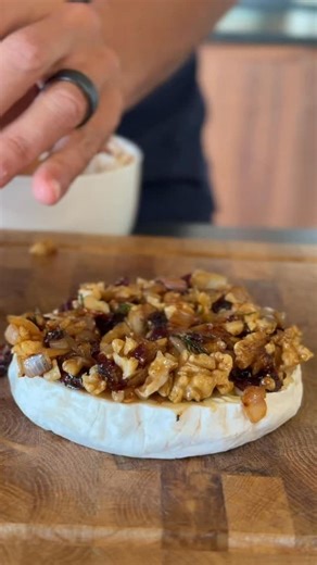 🎉 Le camembert feuilleté qui fait fondre l’apéro du réveillon, il y en a déjà fait ? Peut-être avec du brie ? Camembert coulant, oignons caramélisés, cranberries, romarin… Tu coupes → ça coule → huuuummmm → tout le monde se sert. C’est simple, c’est généreux, et ça disparaît en 2 minutes. 🧾 Ingrédients • 1 camembert • 1 pâte feuilletée pur beurre • 1 gros oignon doux • 1 c. à soupe de miel • 1 poignée de cranberries • 1 branche de romarin • 1 noisette de beurre • 1 jaune d’œuf • Sel, poivre 🔥