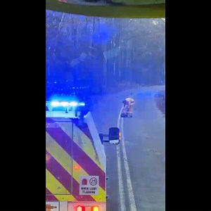 🐨 👨‍🚒 While deployed in Victoria, CFS crews were on their way back from the fire ground when they came across a koala sitting in the middle of the road. The koala was in burnt territory but thankfully was unharmed. Two crew members, Steve and Carol – both experienced in handling wildlife – were able to safely rescue and release the koala into an unburnt area away, well away from the fire front. This kind of care and quick thinking is just one example of the many ways our volunteers support bo