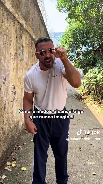 Tive medo de fazer muita coisa, medo de andar na rua, de descer escada, de pegar ônibus... medo de subir uma escada rolante que hoje subo tranquilo e sorrindo hahaha... tenho medo até, mas vou com medo mesmo! Pois quem me guia é Deus.