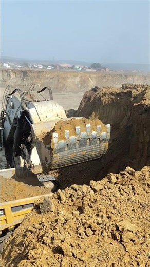 Shovel Loading the Haul Dumper #heavyequipment #automobile #bachoeloader #mining #xcavator