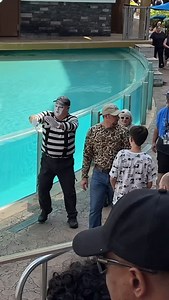 The hitchhiker! 😬👏 Tom the mime Seaworld | Eryka Travel