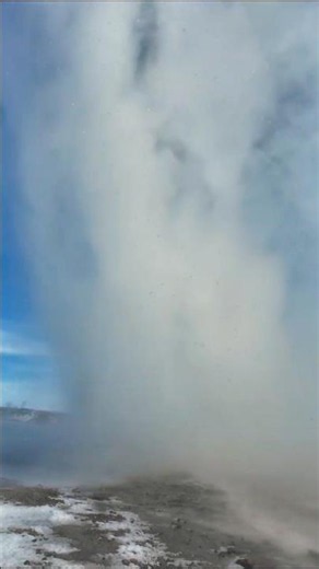 Unbeliavable Geyser Eruption in Iceland | İzlanda'da Yeraltı Suyu Üzerime Fena Patladı😱😵 #shorts