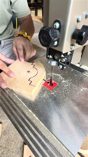 It is very easy to cut patterns with a bandsaw machine #woodworking #wood #diy