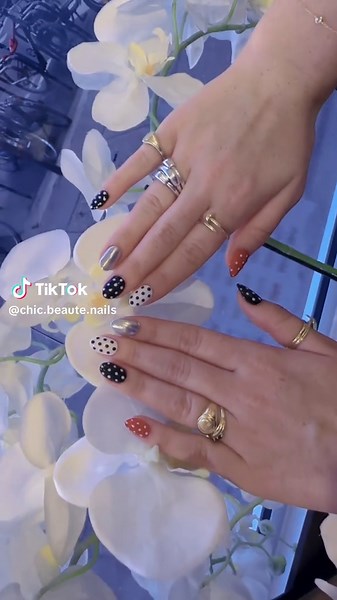 Timeless Polka Dot Nails: A Retro - Chic Fusion💅 Polka dot nails in classic black and white are absolute evergreens in the fashion world🌲. The simple black - and - white color scheme, paired with the playful and retro dot elements, suits all styles perfectly~ They can be both edgy and sweet. Wearing just the polka dots gives a fresh and neat look. When paired with accent colors (like the red polka dots and metallic silver in the picture), it instantly breaks the monotony and adds a rich layer 
