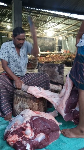 It’s a big piece of meat 💪 #viral #beef #shorts #Amazing #food #fresh #meat #top #howto