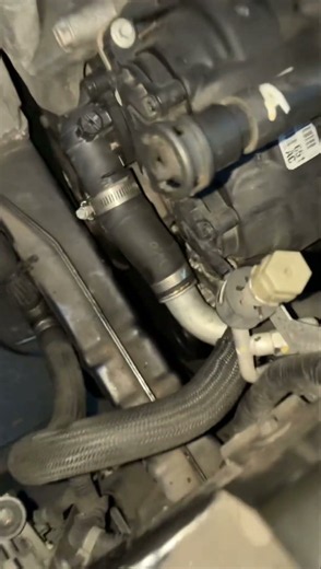 2015 jeep Cherokee Latitude alternator (. ).
