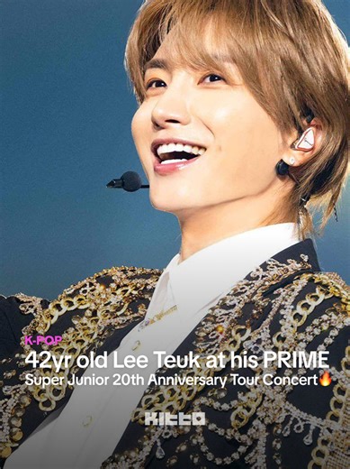 Super Junior's Leeteuk just showed up at their 20th anniversary tour in Seoul looking like time has absolutely no power over him. 42 years old and still stopping hearts like it's 2005.🔥 The man has been in the industry for two decades and somehow keeps getting better with age.😭 📷 @superjunior 👩🏻‍💻 Julia ▶︎ Want the latest updates on K-Trends? Check out Kitto! #Kitto_Magazine #KittoMAG_KPOP #Superjunior #leeteuk #kpopboygroup