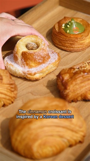 “Now I’m lean, I wanna be rich,” says the Korean baker. 🤣 Read more: https://tinyurl.com/5fy9a9px 📍Lean & Rich Bakery, UE Square, #01-1481 Clemenceau Avenue, Singapore 239917 | 8 Days Singapore